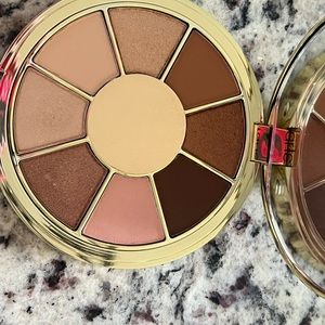 Tarte rainforest of the Sea eyeshadow palette